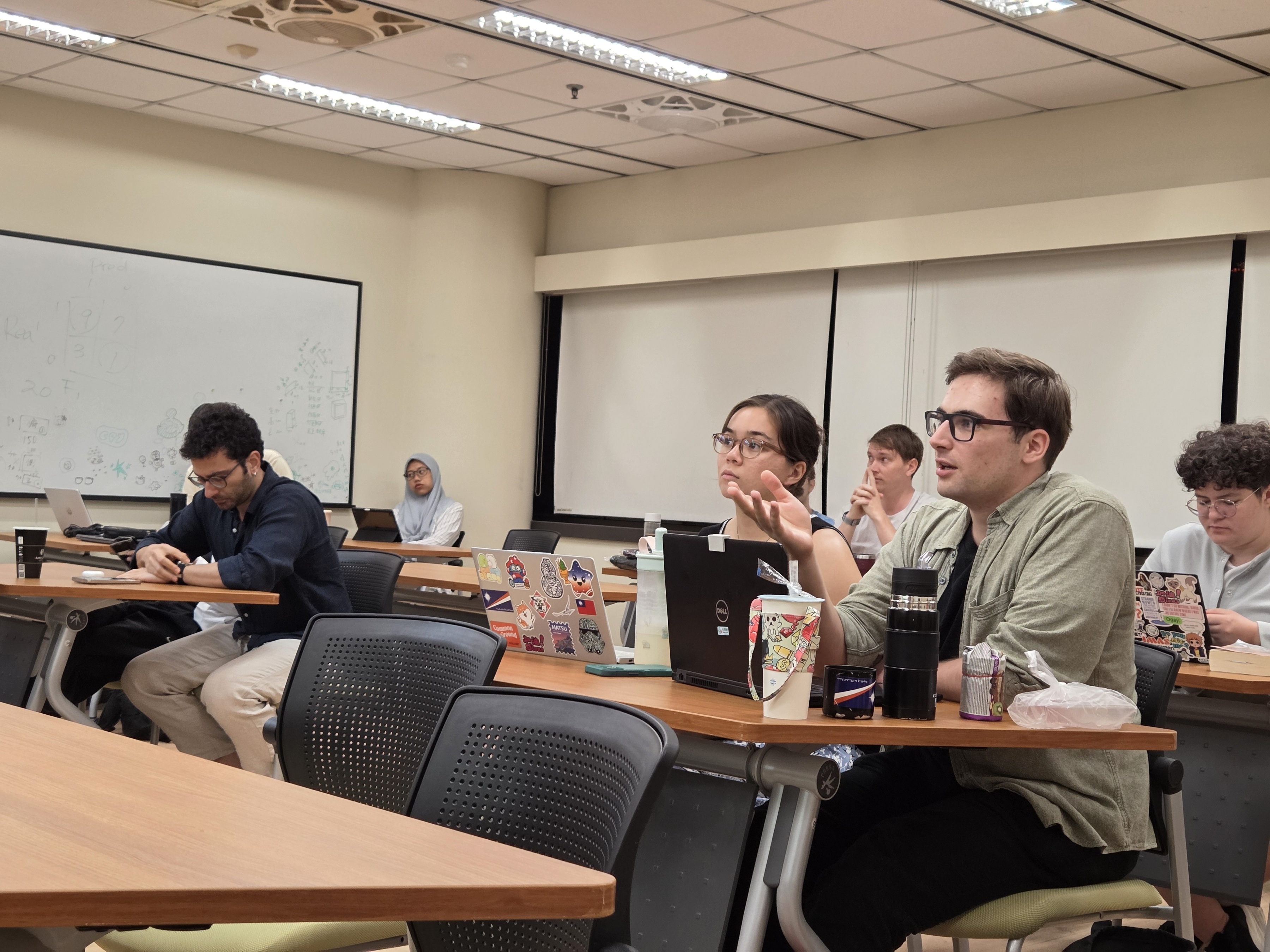 During an interactive discussion session, students engaged with Rear Admiral Philip W. Yu on issues ranging from cross-strait security and democratic decision-making in wartime to emerging military le